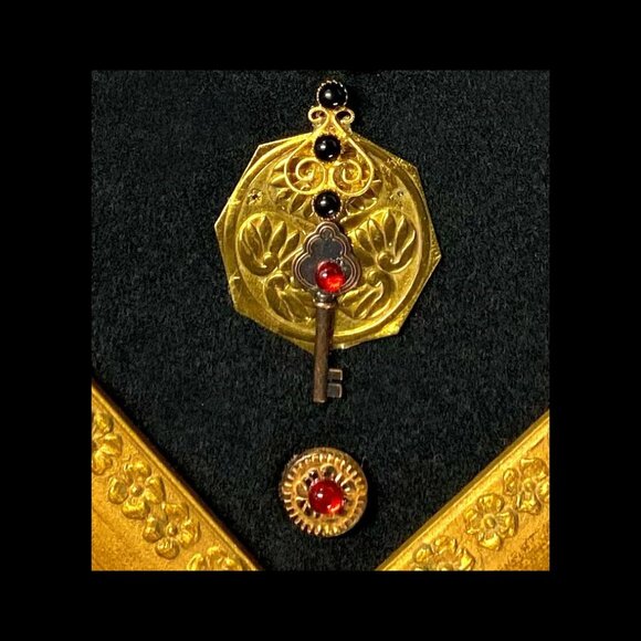 “The Frog Prince” Vestige Fable Vignette (OOAK) – Unique Gift Idea - Picture 4 of 5